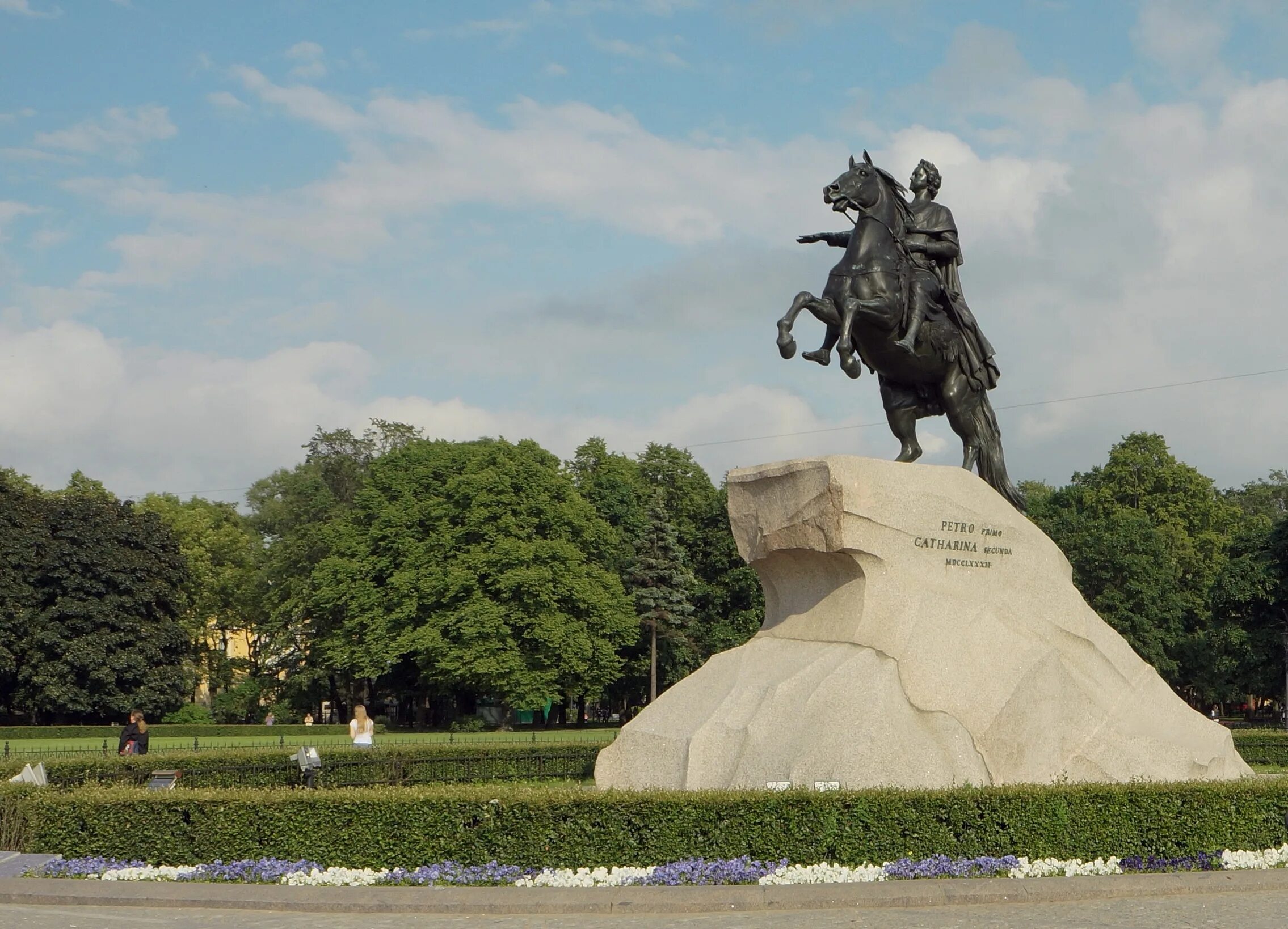 Памятник петру 1 в петербурге кратко. Памятник Петру 1 в Санкт-Петербурге. Медный всадник памятник. Памятники Петру 1 в Санкт-Петербурге список и место. Petro Catharina памятник.