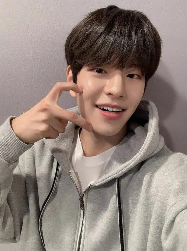 Сынмин стрей. Stray kids seung min. сынмин зеленая челка. сынмин щенячьи глаза.