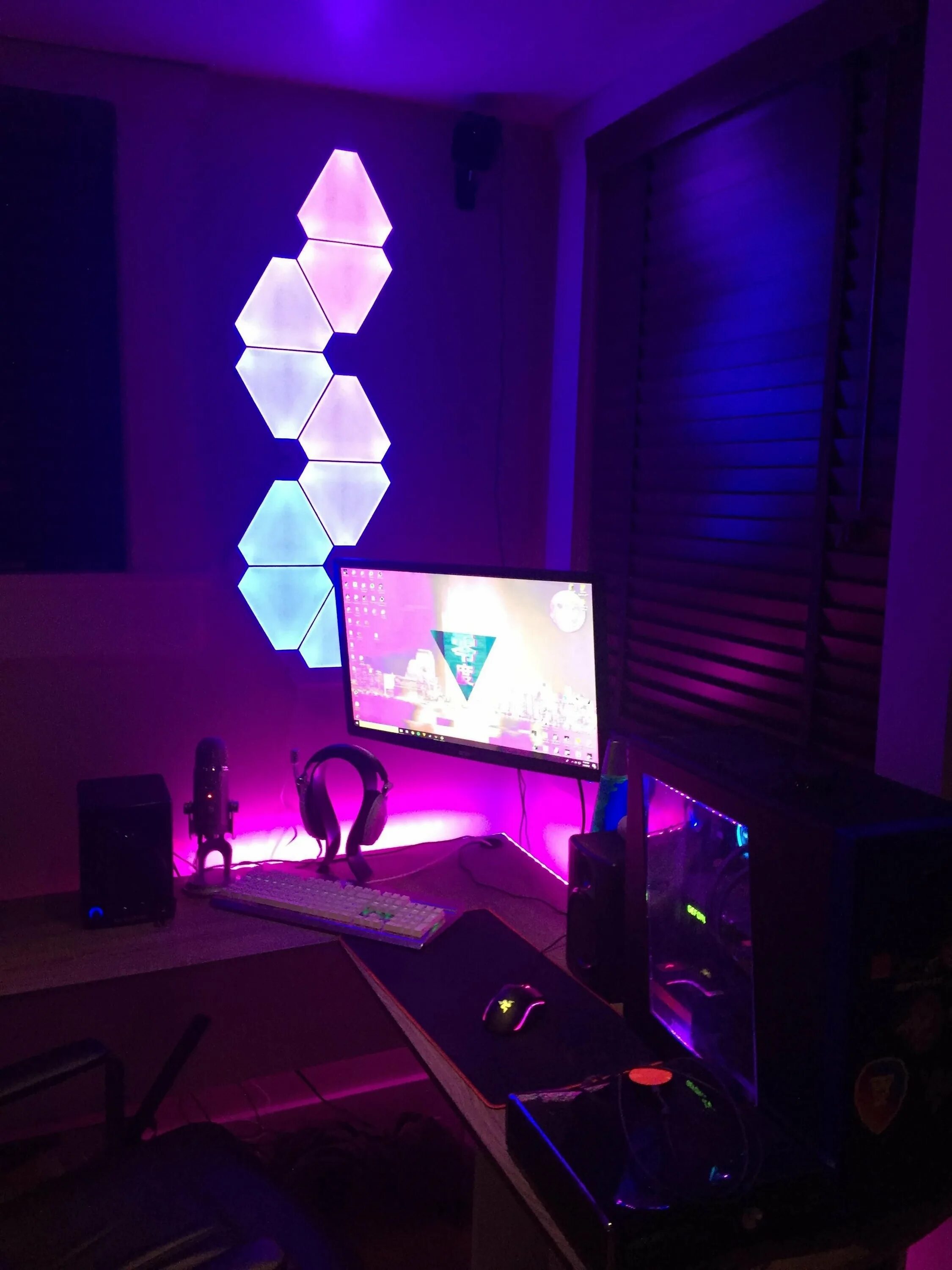 Игровая комната с подсветкой. Игровое место с подсветкой. Подсветка для геймеров. Игровая комната с подсветкой. Геймерские комнаты с подсветкой.