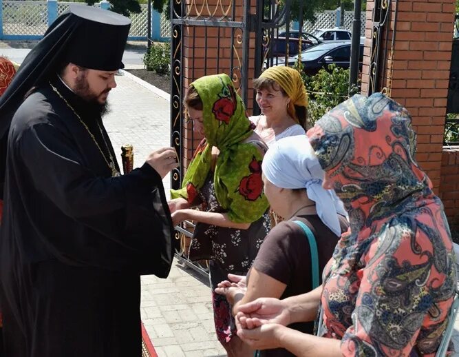 Получить благословение. Благословение батюшки. Священник благословляет. Благословение настоятеля. Священник благословляет храм.