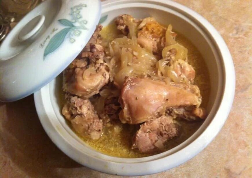 Курица в собственном соку рецепт. Курица тушеная с луком. тушеные голени курицы с подливкой. тушеная курица с подливкой. курица тушеная в собственном соку.