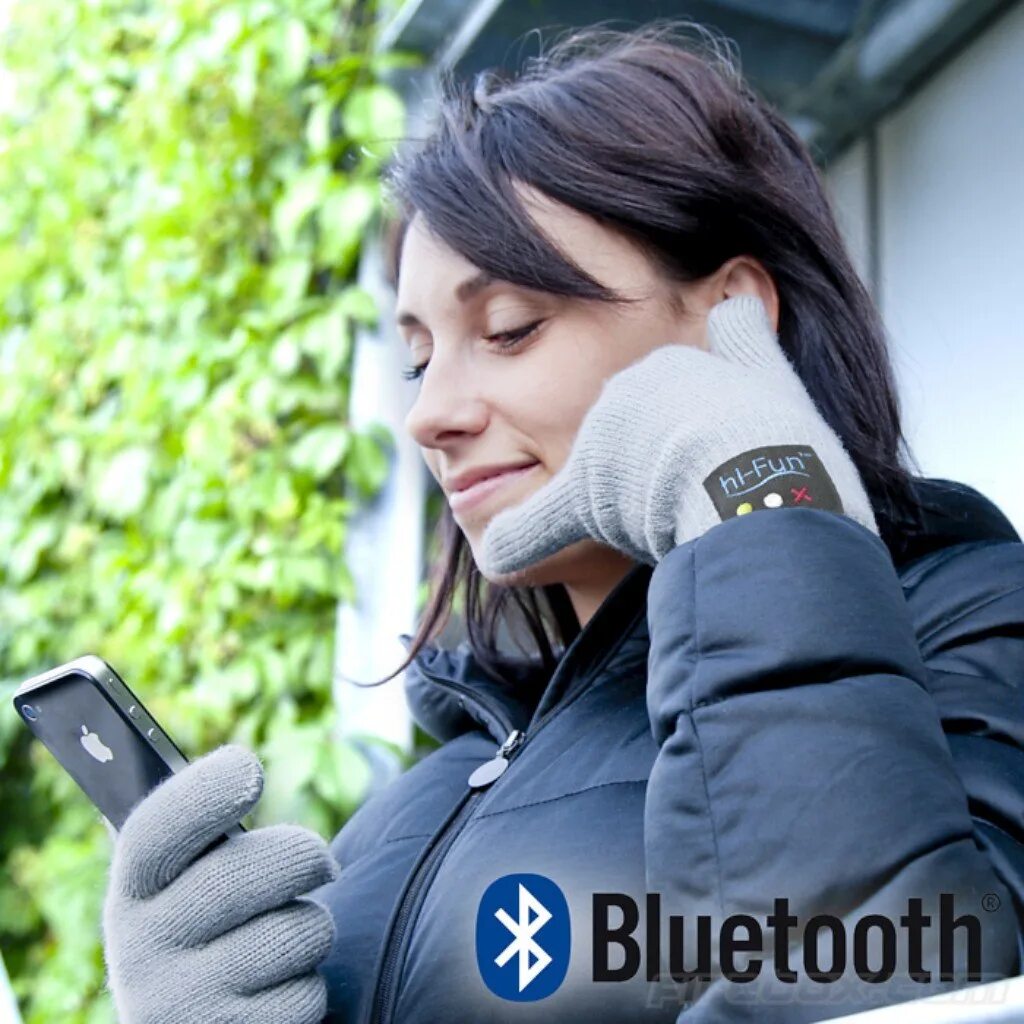 Говорящая bluetooth. Перчатки с гарнитурой. Перчатки с блютуз гарнитурой Hi Call. Брюнетка гаджет. Пользуется телефоном в перчатках.