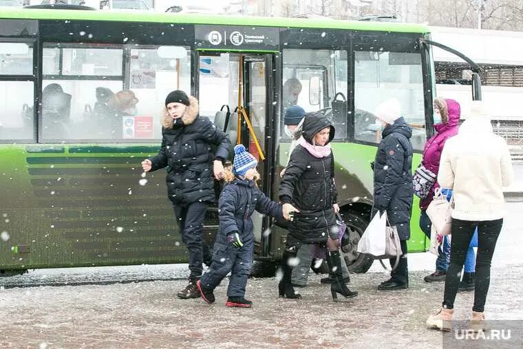 Правом бесплатного проезда на общественном. Бесплатный проезд в общественном транспорте. бесплатный проезд для детей. бесплатный проезд в общественном транспорте для детей. высадка детей из общественного транспорта.