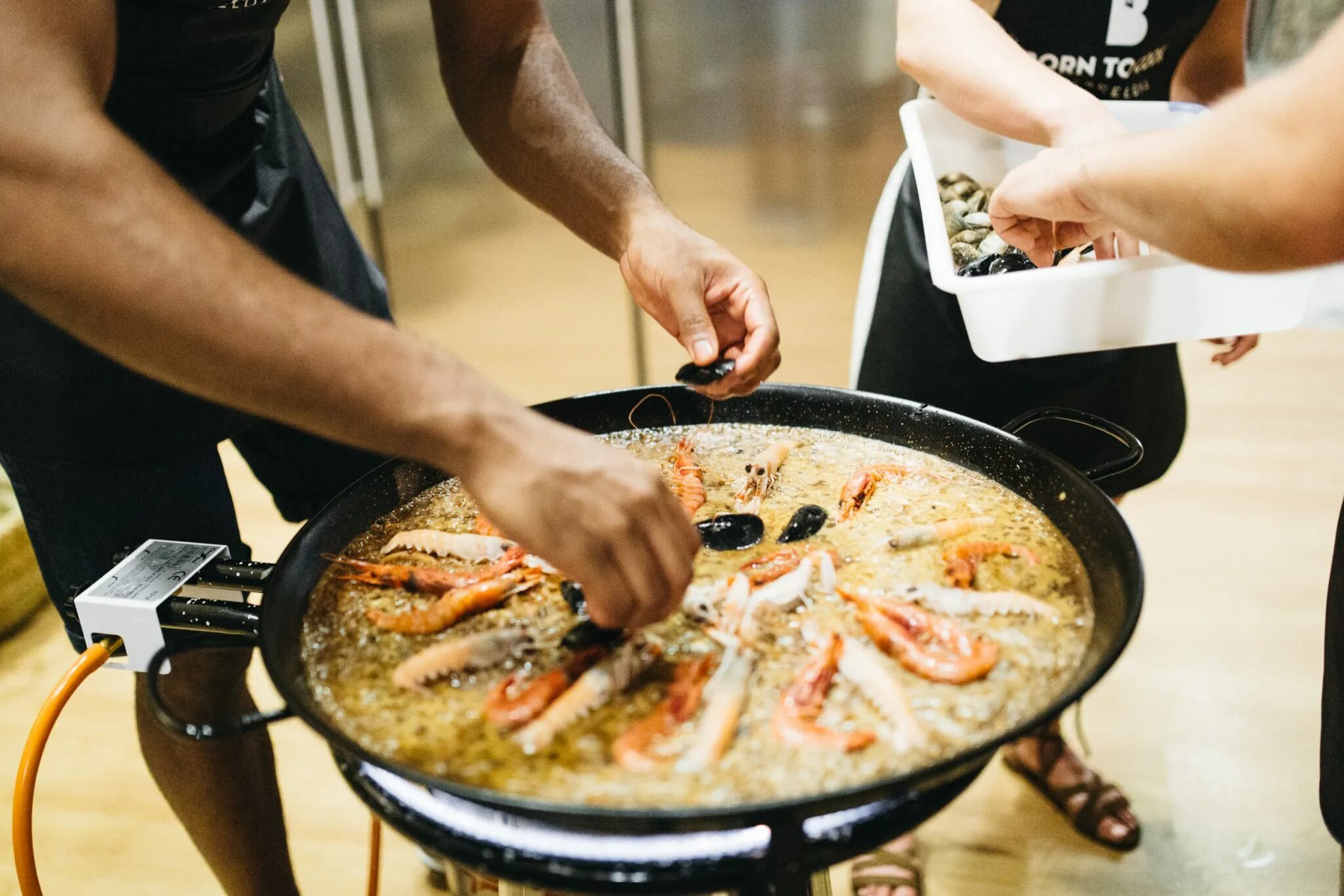 Cook special food. Паэлья и повар. Обед в Барселоне. Paella Spain Barcelona.