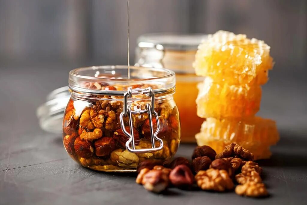 Грецкий орех с мёдом. Ассорти орехов в меду (200мл). Мед с орешками. Мёд с орехами и сухофруктами.