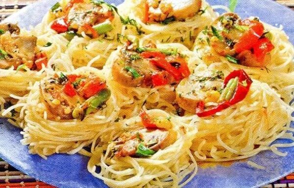Гнезда капеллини с фаршем. Гнезда из спагетти. Гнезда из спагетти с фаршем. Гнёзда из спагетти с фаршем помидорами и сыром. Макароны гнезда с сыром и помидорами