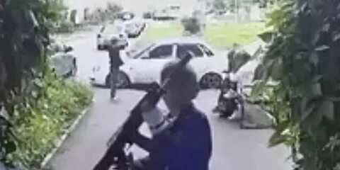 Мальчик расстреливает