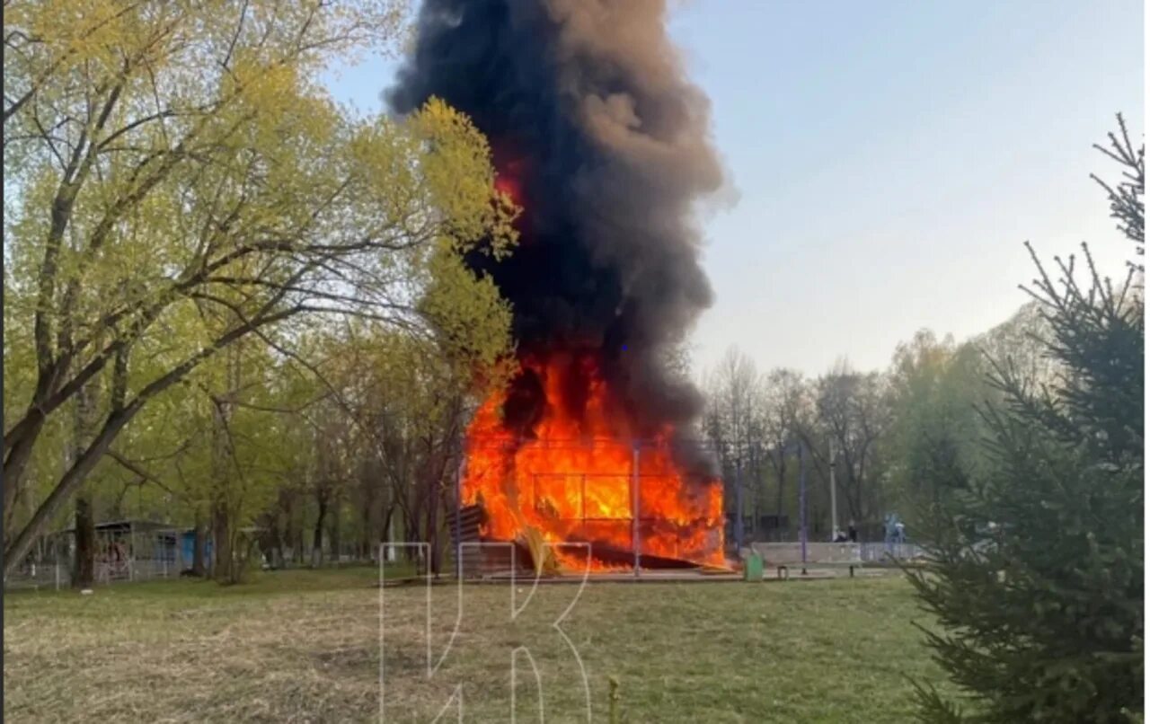 Сгорел парк. Пожар. Пожар в парке. Пожар в Юрге. Парк с огнями.
