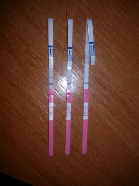 Тест палочки беременность. Тест на беременность 1 палочка. Тест на беременность 2 палки. Две палочки на тесте на беременность. Тестна беременности две палочки.
