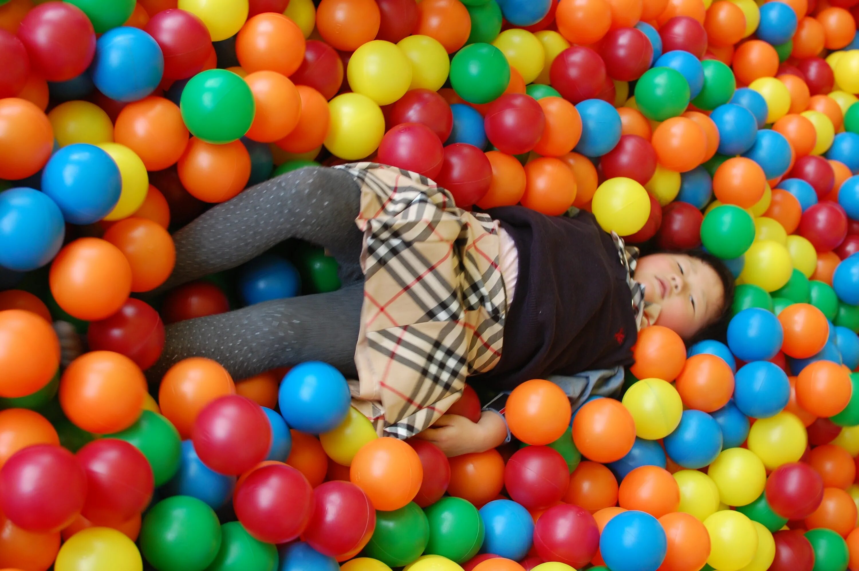Разноцветные шарики. Шарики для сухого бассейна. Пластиковый мяч. Plastic balls. Разноцветные шарики.