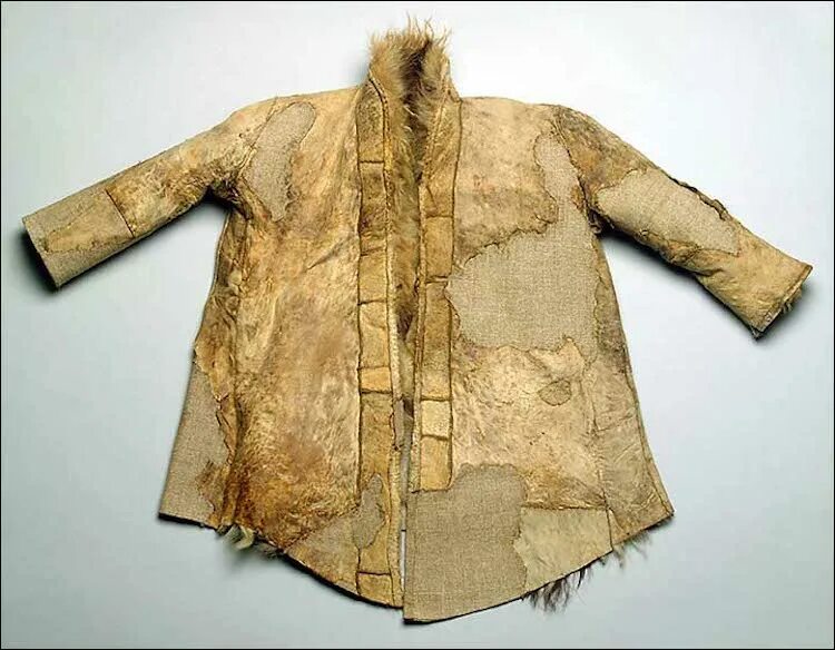 Куча одежды. Грязная одежда текстура. Старая грязная одежда. Старая одежда текстиль. Старинная одежда.