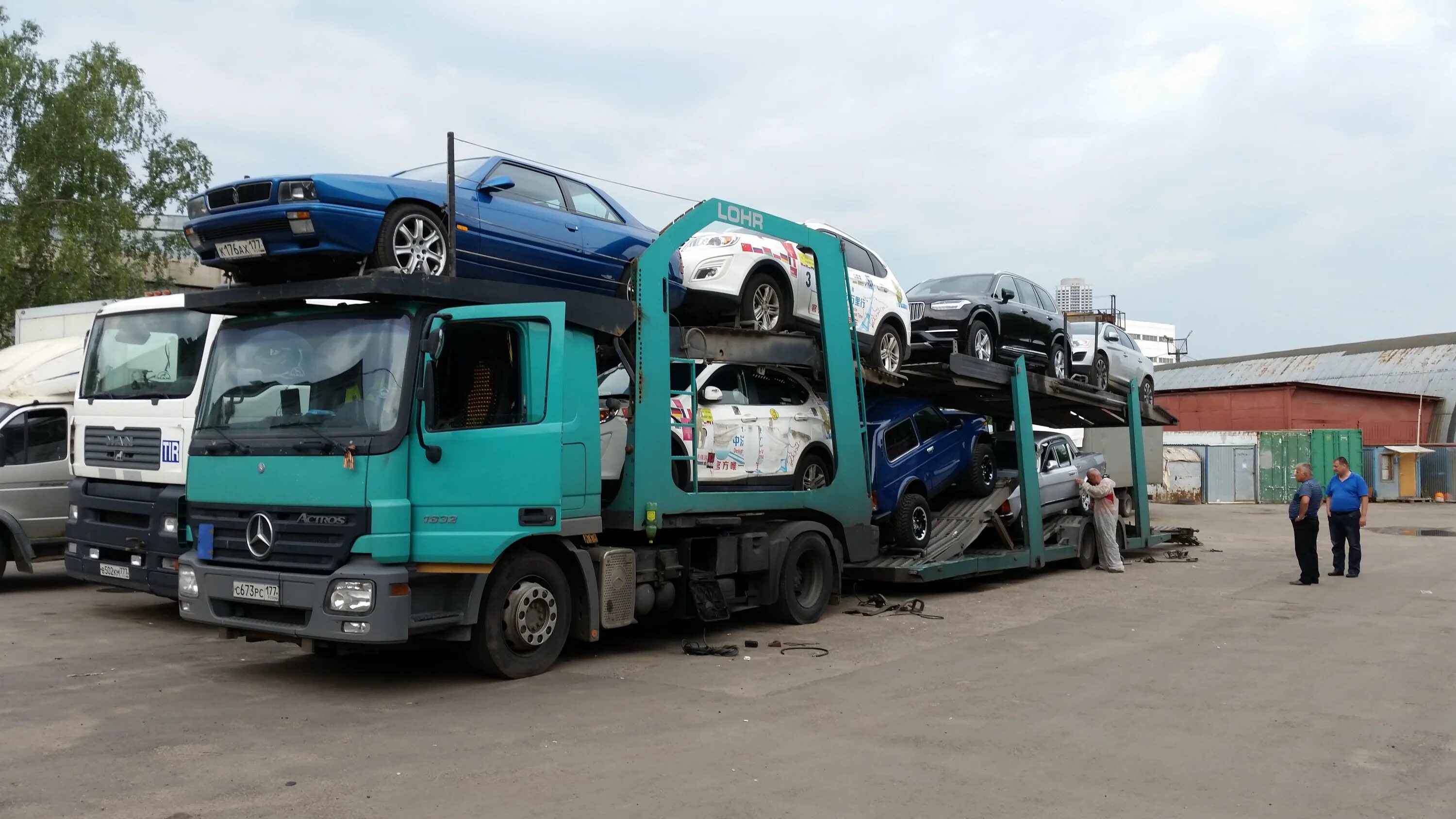 Scania p230 автовоз. Ивеко дейли автовоз. Перевозка плит на самосвале. Полуприцеп menci sa955. Перевозка стройматериалов.