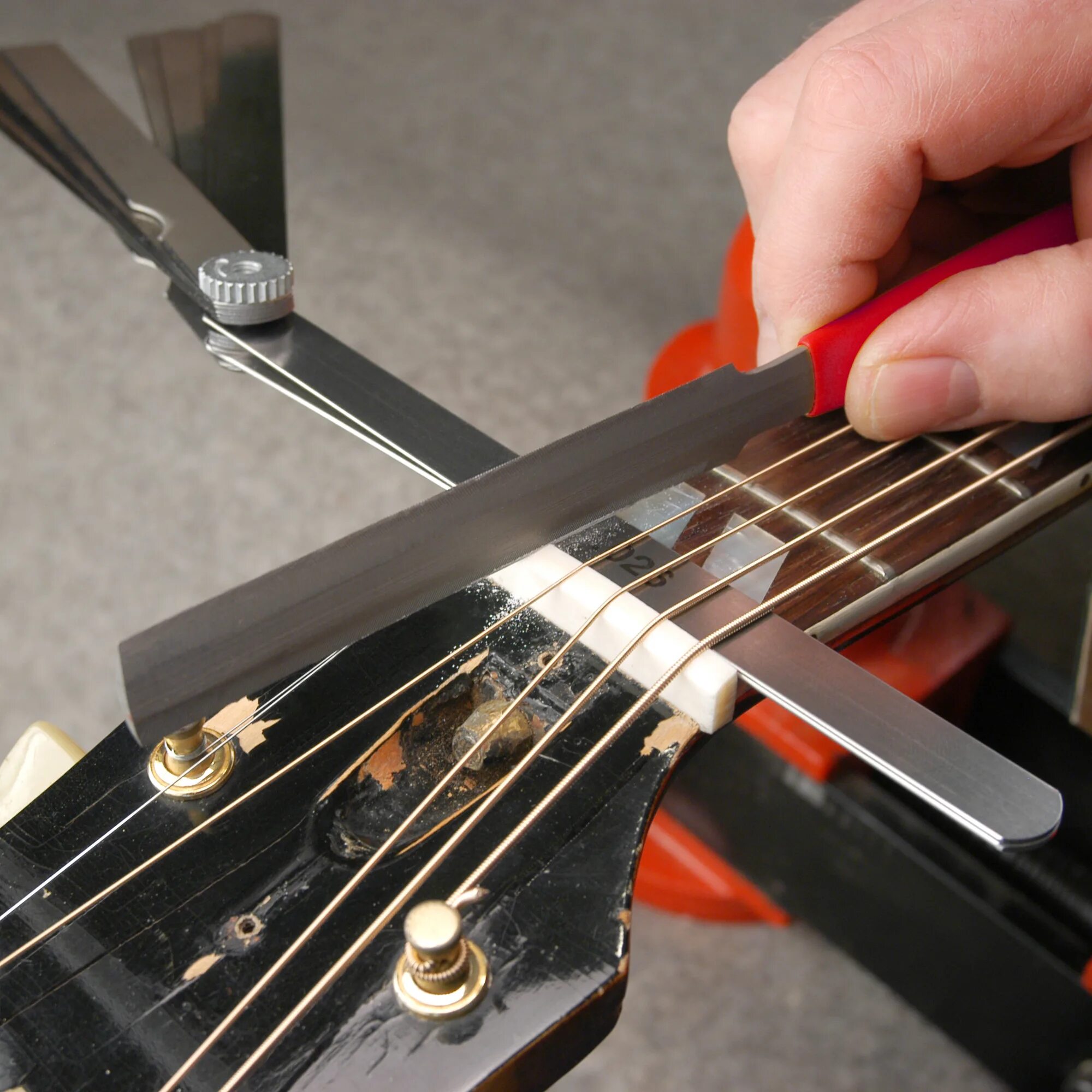 Зазор струн. Порожек 1 лада гитары. настраиваемый верхний порожек (zero fret adjustable nut). калибр струн для бас гитары. ширина верхнего порожка акустической 12 струнной гитары крафтер.