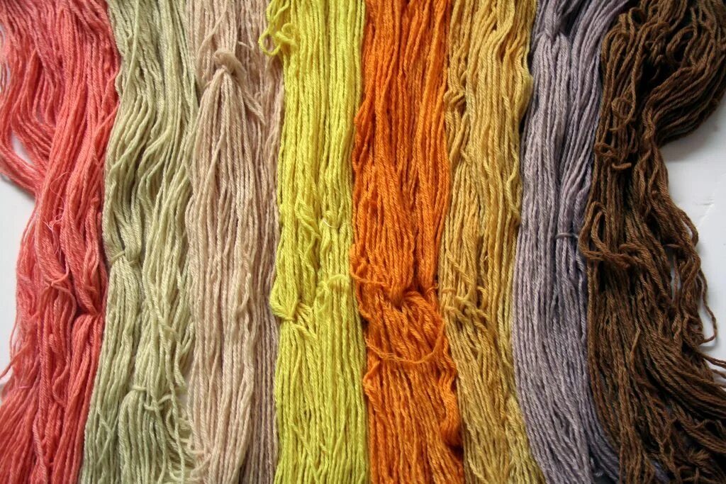 Натуральные нитки. Шерстяные нитки. Нарезанные шерстяные нитки. Натуральные материалы для вязания.