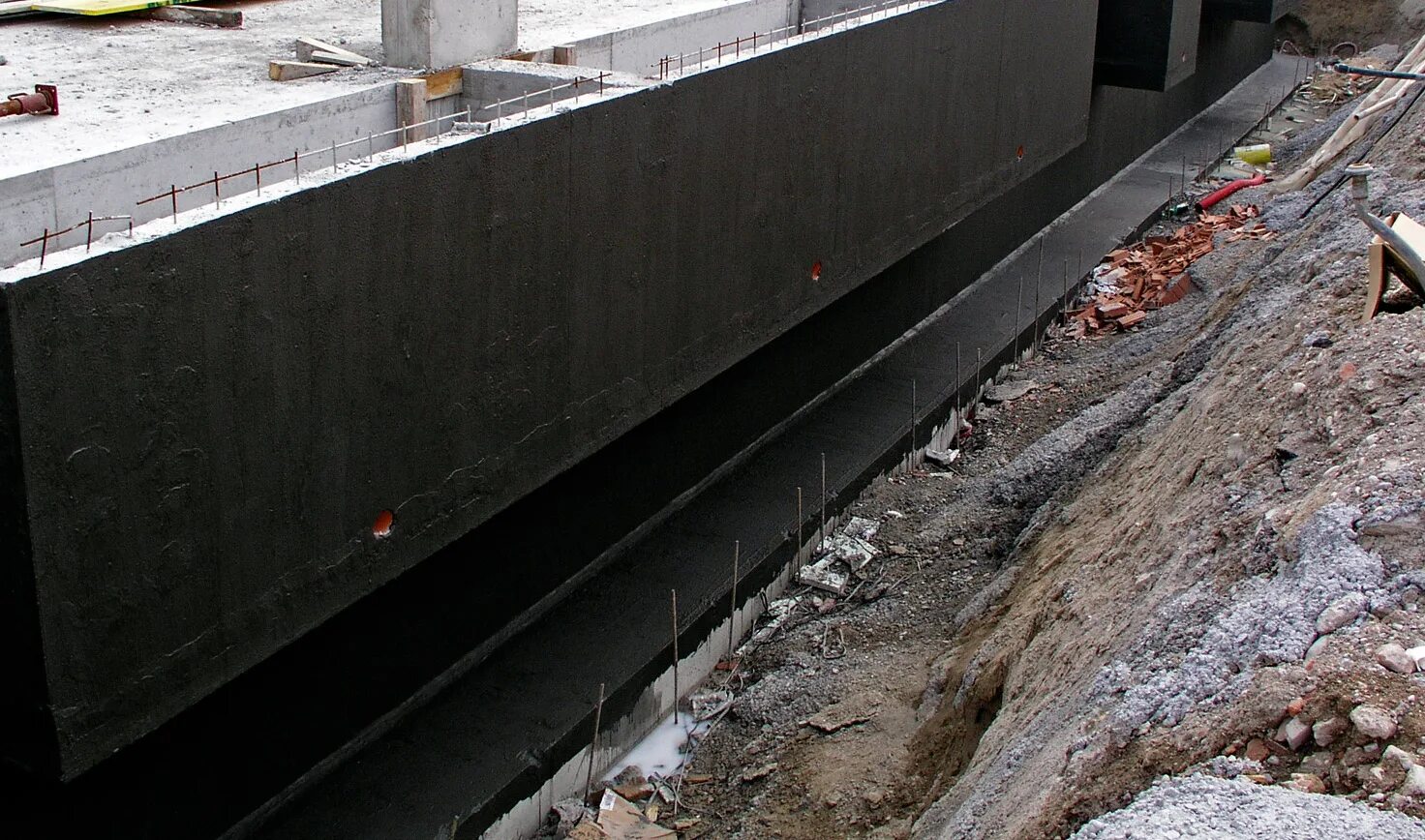 Торкретирование эмако. Гидроизоляция жб. Отсечная гидроизоляция технониколь 600. Полимочевина гидроизоляция. Напыляемая гидроизоляция фундамента.