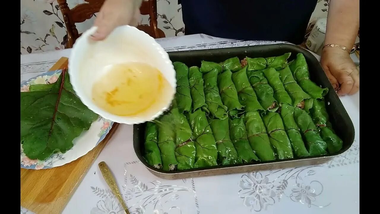 Голубцы из листьев свеклы с мясным фаршем. Голубцы в свекольных листьях. голубцы из листьев свеклы. голубцы из свекольной ботвы. голубцы из листьев мангольда.
