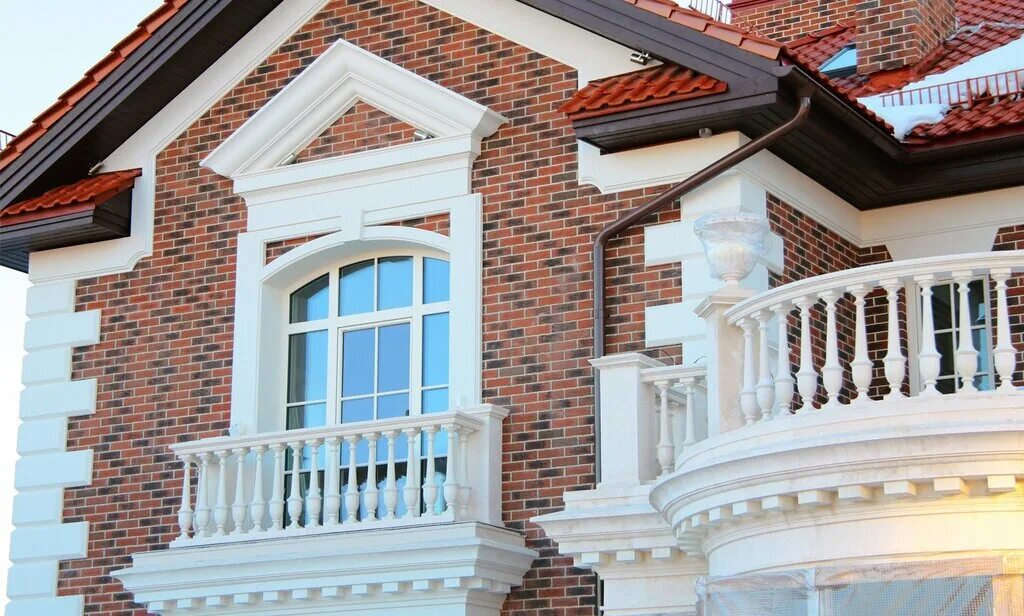 фасады домов. Teknos punamaali красная краска. Ral 1015 короед. декоративный фасад. монтаж штукатурного фасада.