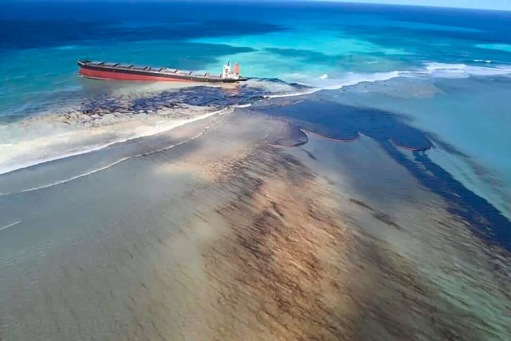 Нефть атлантическом океане. Крушение танкера Маврикий. Танкер Маврикия. Маврикий разлив нефти. Разлив нефти в индийском океане.