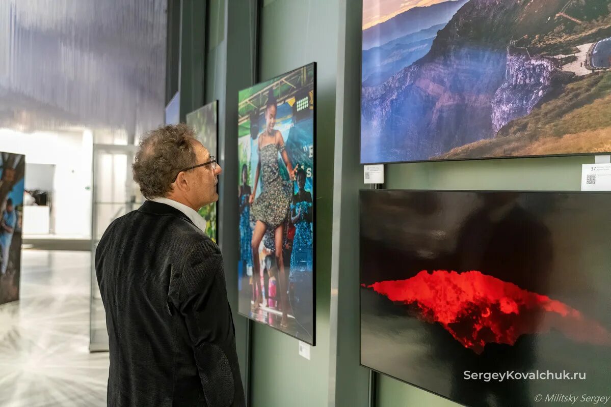 Светлана чимитдоржина художник. Фотовыставка в зарядье. Северный тоннель зарядье выставка. Грабарь третьяковская галерея. Зарядье.