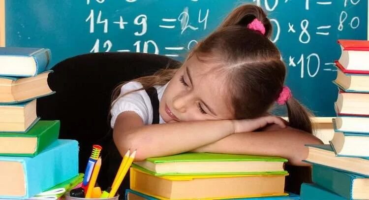 Сон работа в школе. Ученик спит. Ученик спит на уроке. Утомление детей. Переутомление школьников.