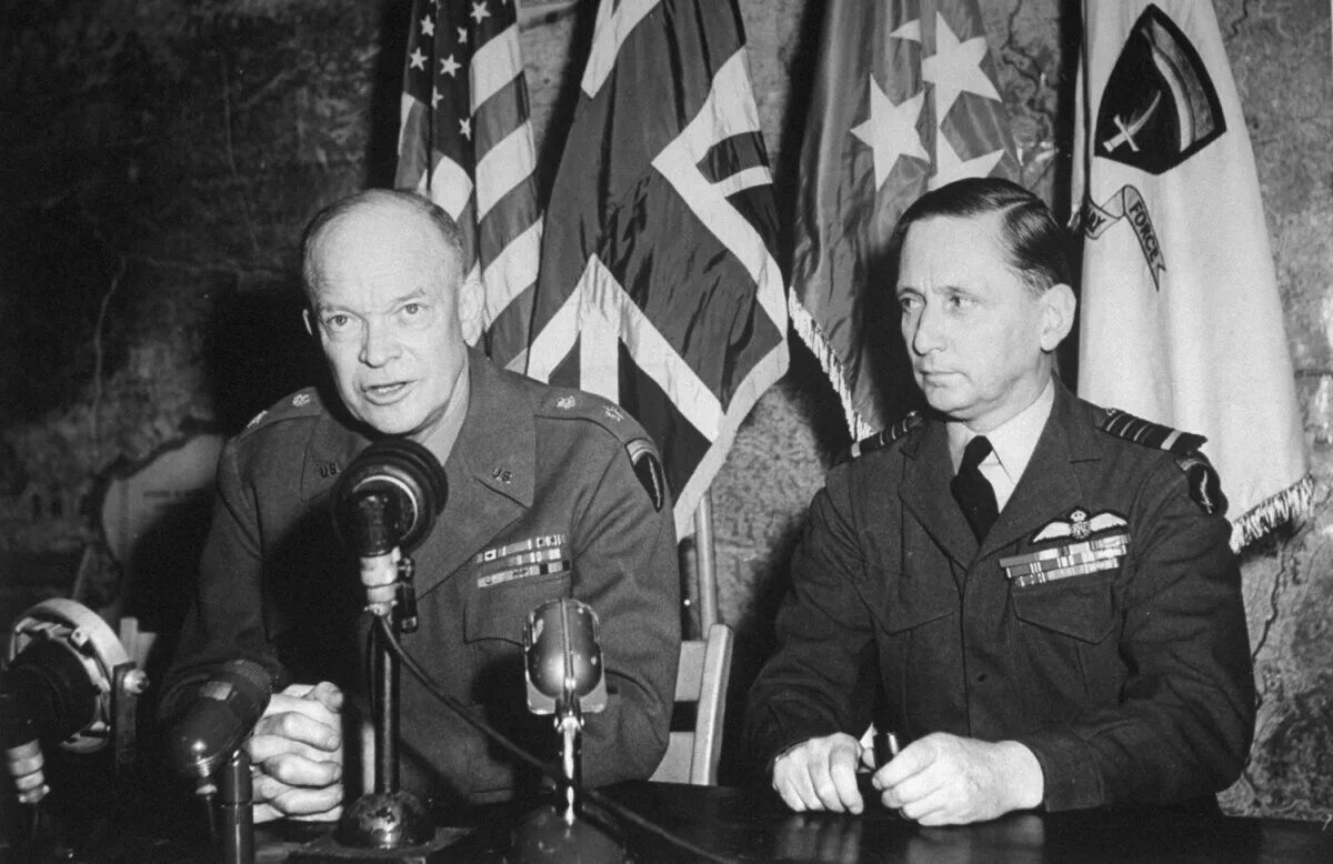 Германия после капитуляции. Генерал Эйзенхауэр капитуляция Германии. Американский генерал Eisenhower. Теддер Маршал 1945. Генерал Эйзенхауэр в Реймсе.