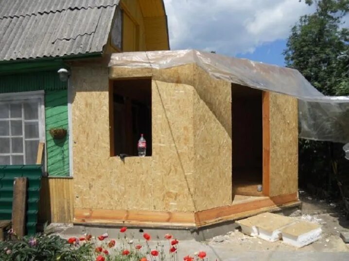 Пристройка к дому из сип панелей. Пристройка из сип панелей. пристрой из сэндвич панелей. пристрой из сип панелей к деревянному дому.