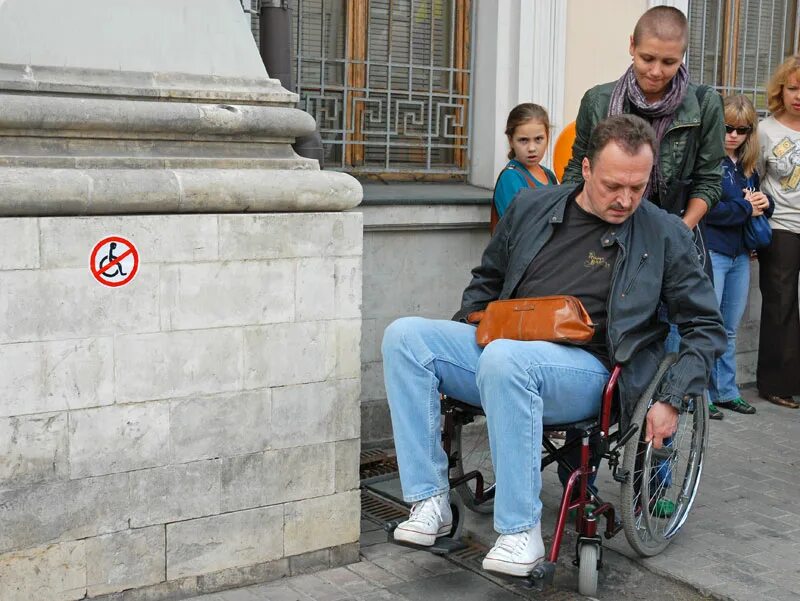 Рыцарь инвалид. Человек в инвалидном кресле. Мужчина с коляской. Инвалид. Красивый мужчина в инвалидной коляске.