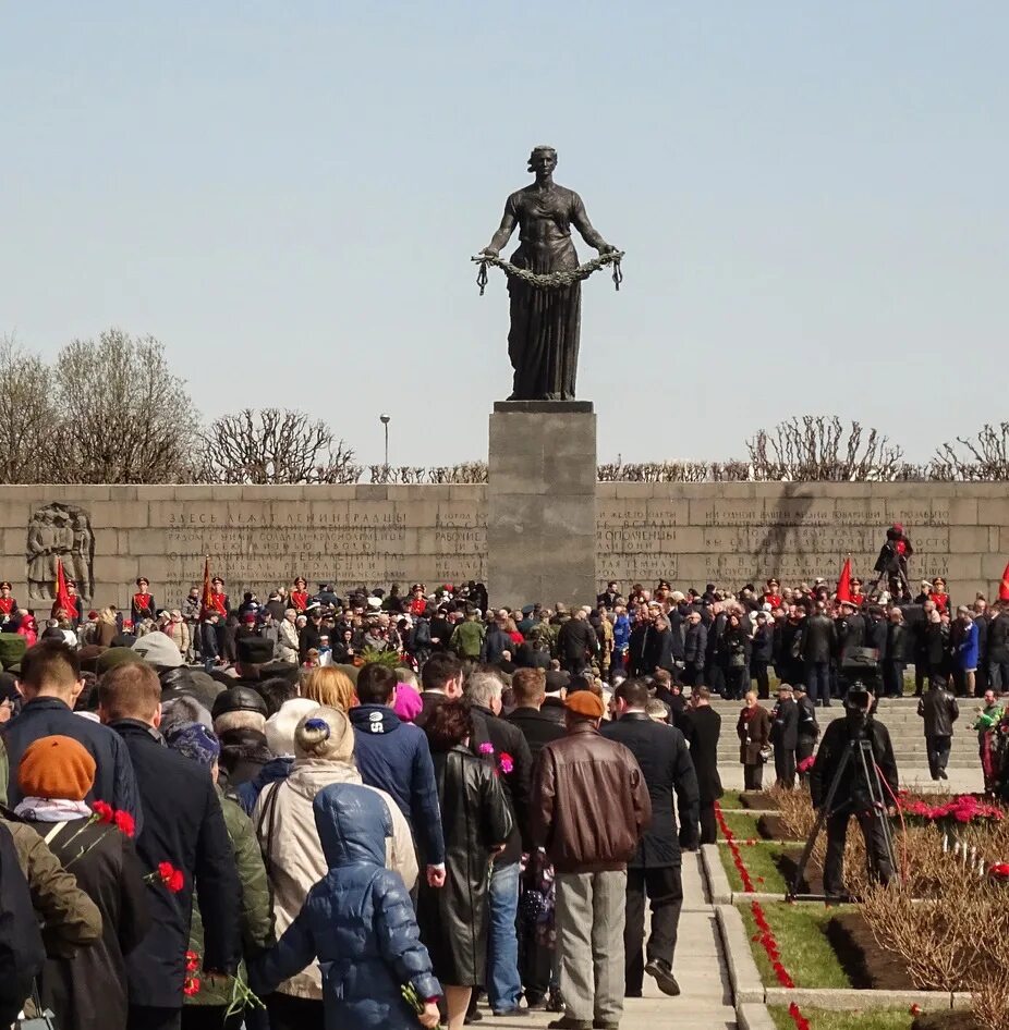 Похороненных на пискаревском. Пискарёвское мемориальное кладбище. Ленинград Пискаревское мемориальное кладбище. Мемориальный комплекс на Пискаревском кладбище в с-Петербурге. Пискаревское кладбище блокада Ленинграда.