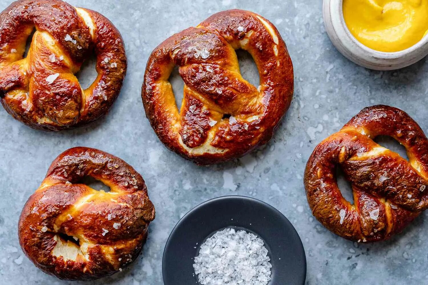 Крендель сахарный. Рецепт приготовления кренделей. Крендель домашний. Крендель сахарный фото. Брецели в глазури.