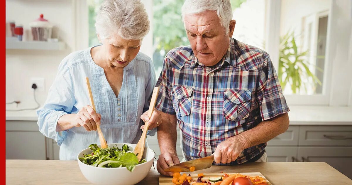 Способ продлить жизнь. Питание пожилых. Правильное питание для пожилых. Пенсионеры на кухне. Пожилые готовка.