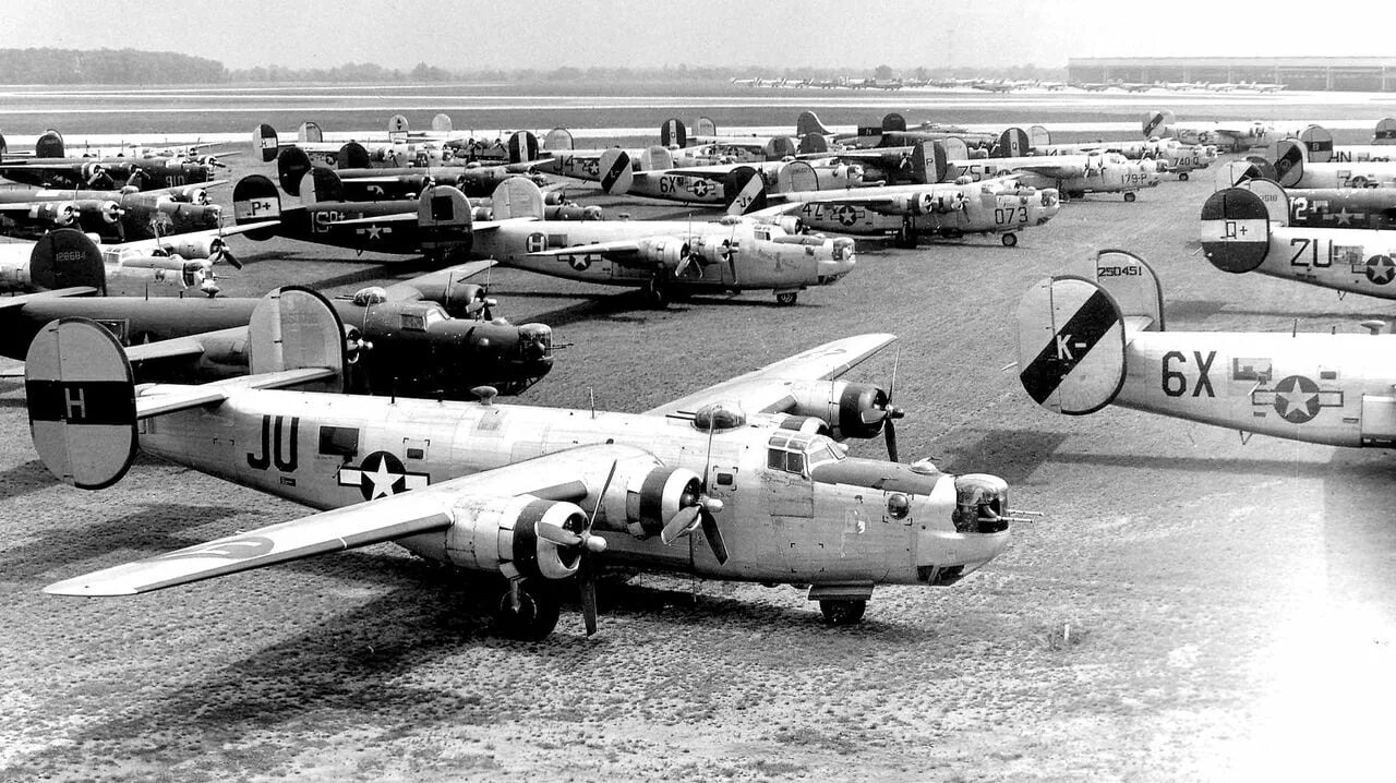 Б 24 рассказ. B 24 бомбардировщик. B-24 Liberator. B24 самолет. Consolidated b-24 Liberator.