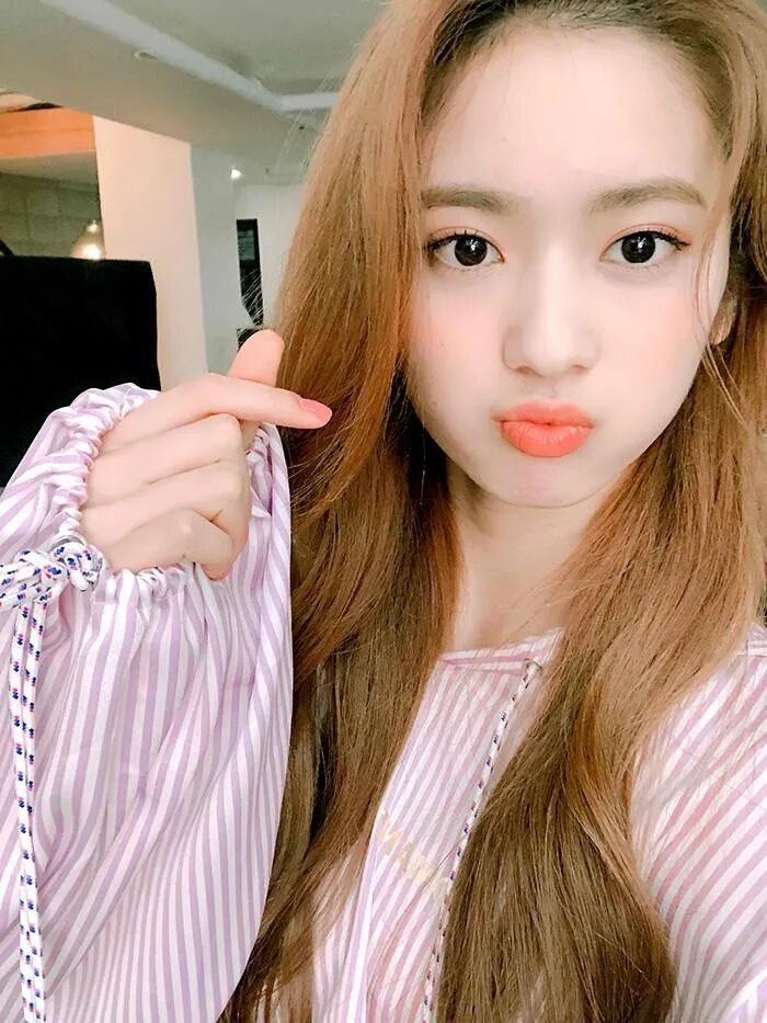 Setora cherry. Cherry may aka setora. Группа cherry bullet. Мэй из cherry bullet. Charry may.