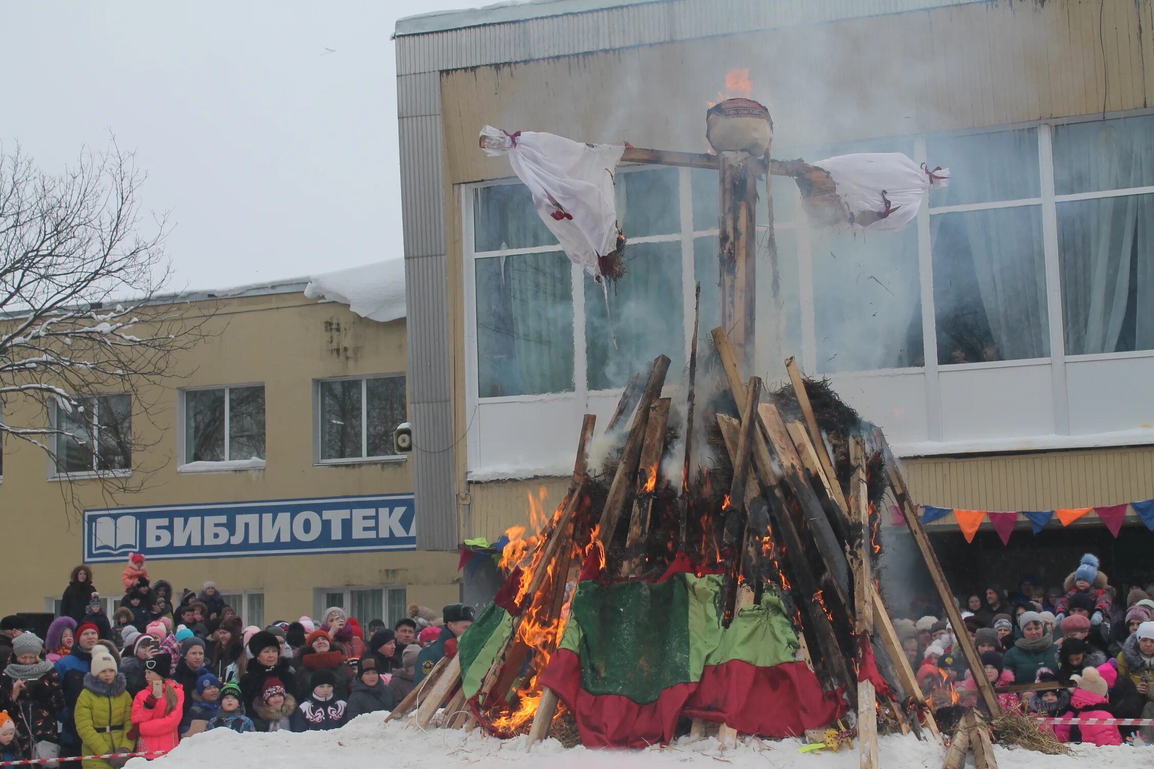 Вологда сжигание масленицы. Масленица Череповец. Шексна праздник. Ограждение для сожжения бабы на Масленицу.