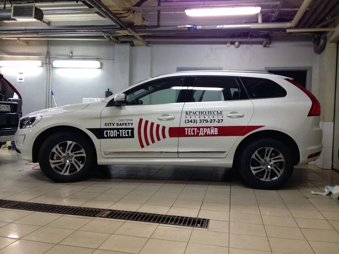 Euro ncap bmw 1. Человек в машине. Auto тесты. Лада веста св кросс тест драйв. Тест драйв машины.