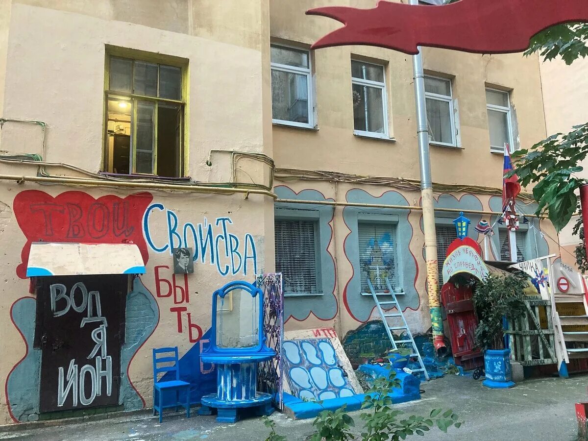 Дворик барда нельсона. Двор нельсона на петроградке. двор нельсона полозова 6. нельсон бард из петербурга. дворик барда нельсона искандаряна ул. ленина, 19 фото.