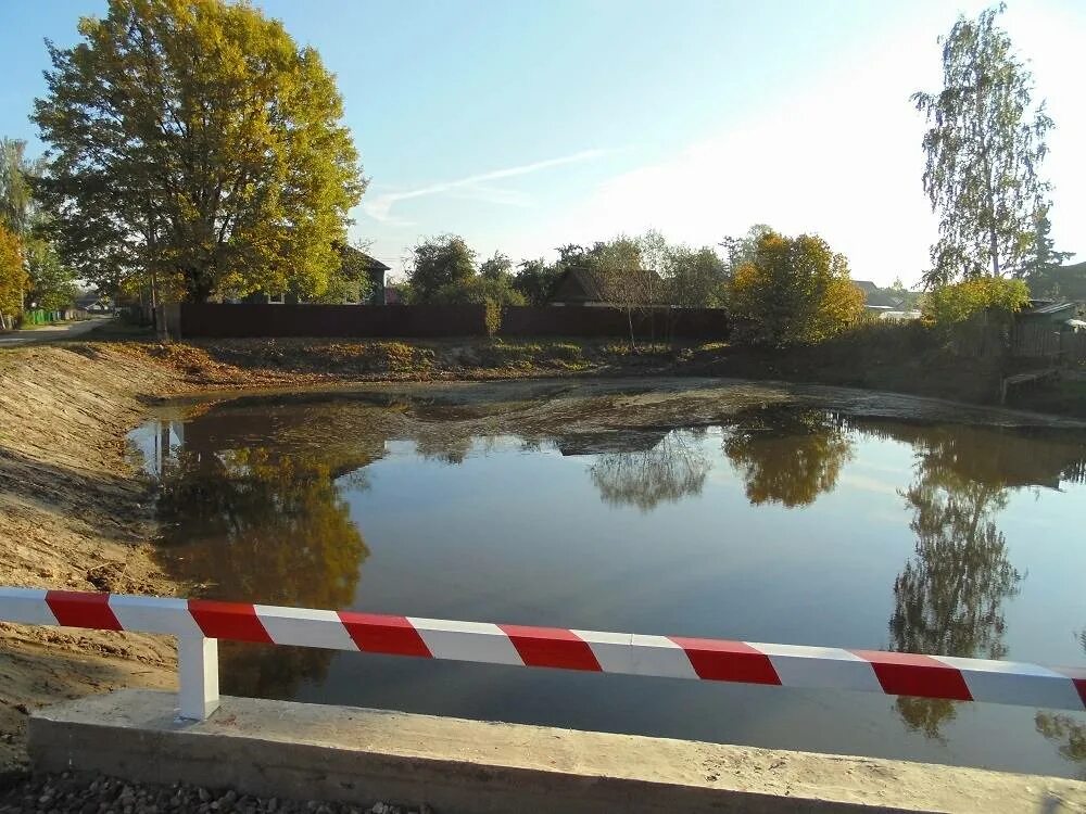 Противопожарный водоем (пожарный водоем (пруд)). Обустройство пожарного водоема. Ограждение пожарного водоема. Пирс пожарного водоема. Подъезжать к водоему