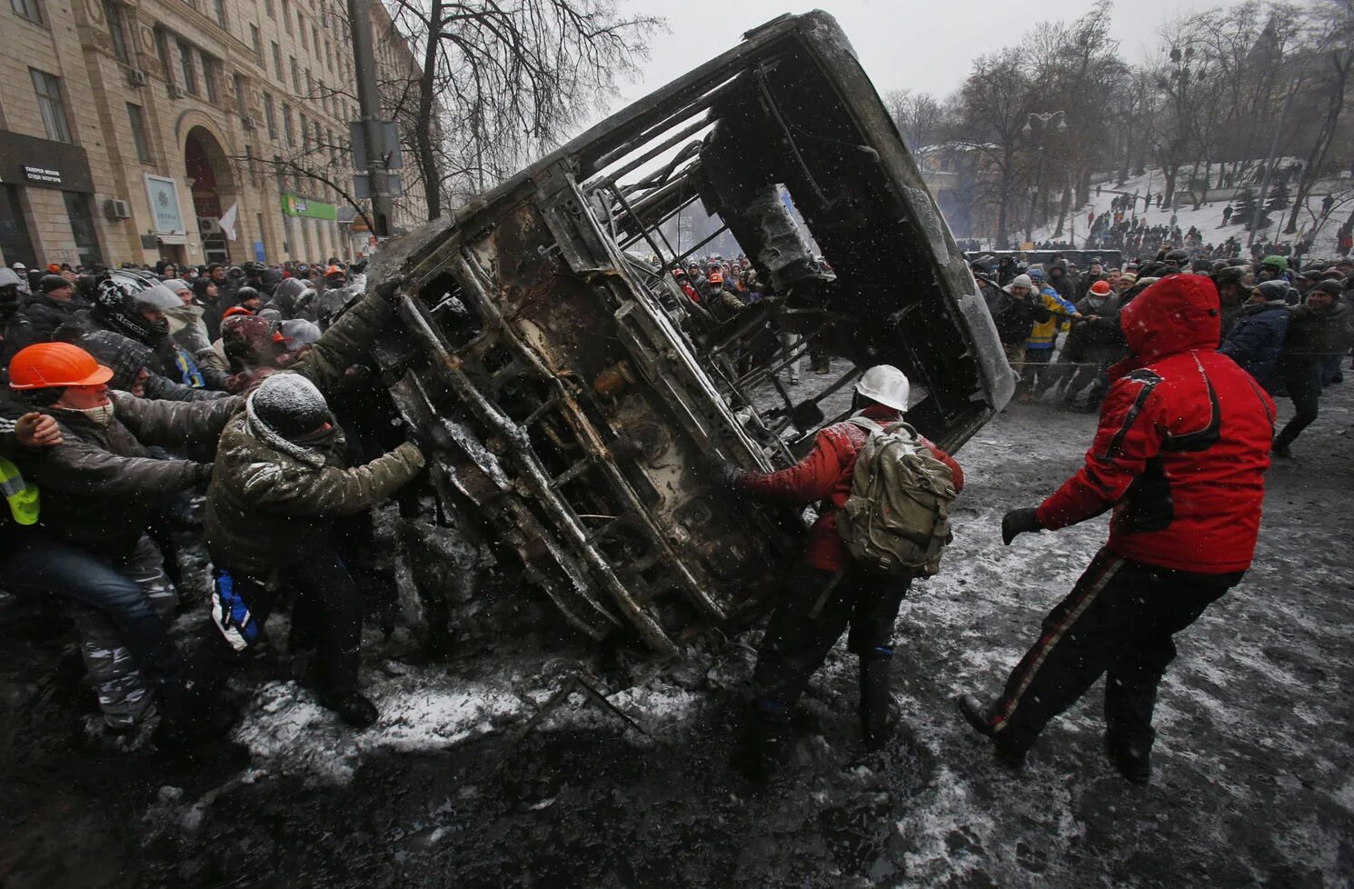 Новости украина 1 час назад. Майдан 2013. Евевромайдан экстремисты.