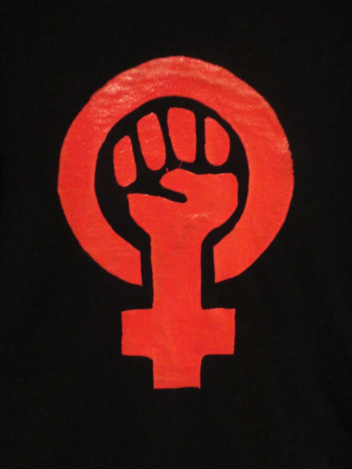Символ феминизма кулак. Знак радикальных феминисток. Значок феминизма. Флаг феминизма