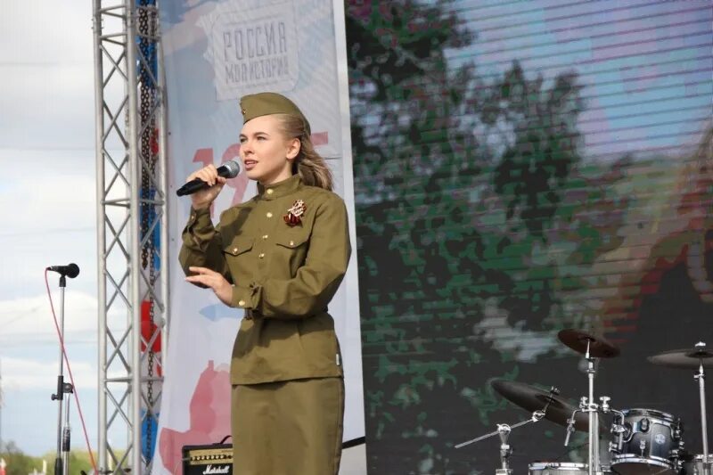 Катюша поют дети слушать. Военные поют. Девочки поют в военной форме. Военная форма для концерта. Девочка поет военное.