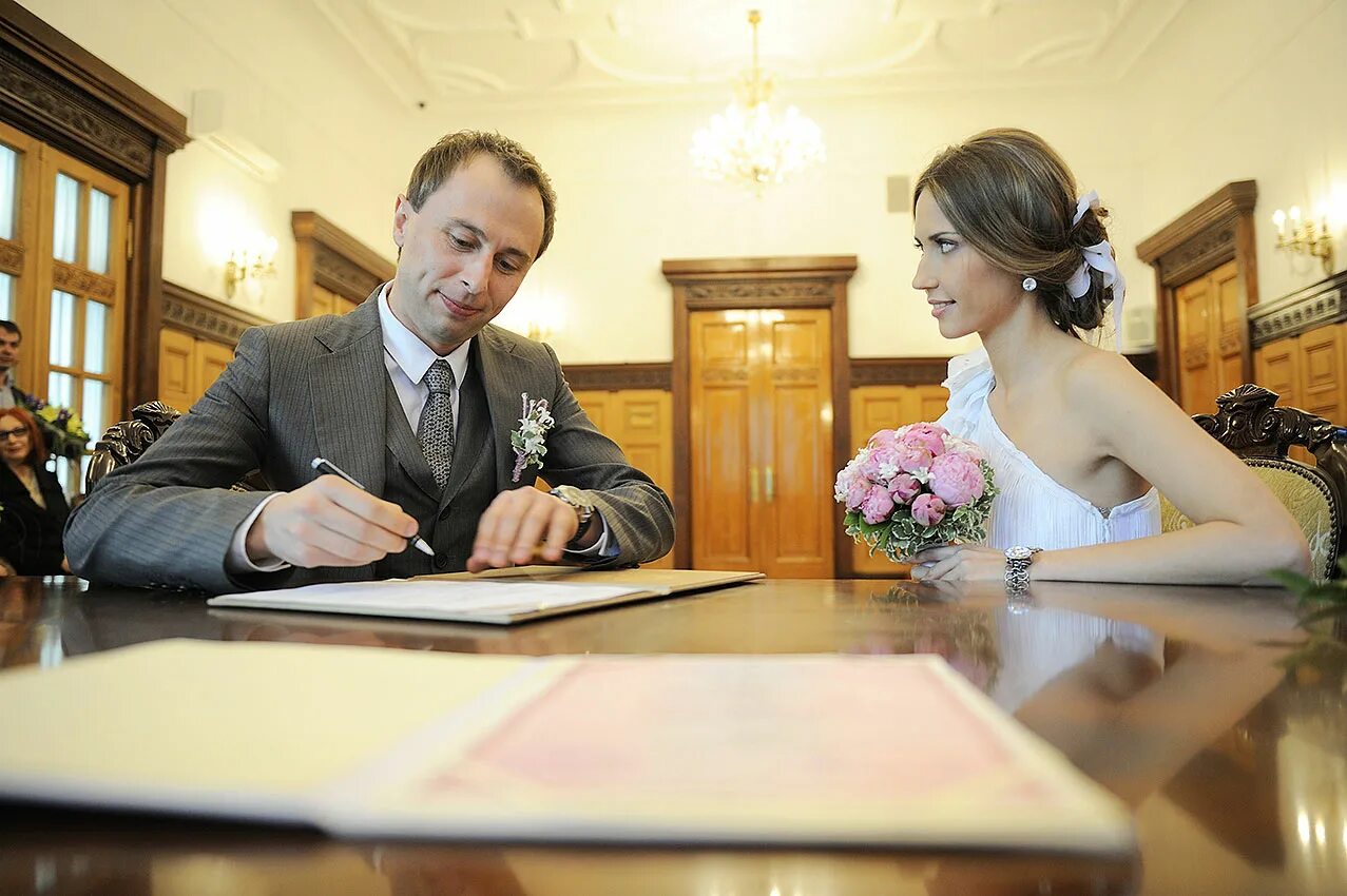 Роспись в загсе. Как проходит неторжественная регистрация брака в загсе. Букет невесты на неторжественную регистрацию. Прическа на неторжественную регистрацию брака. Платье для неторжественной регистрации брака.