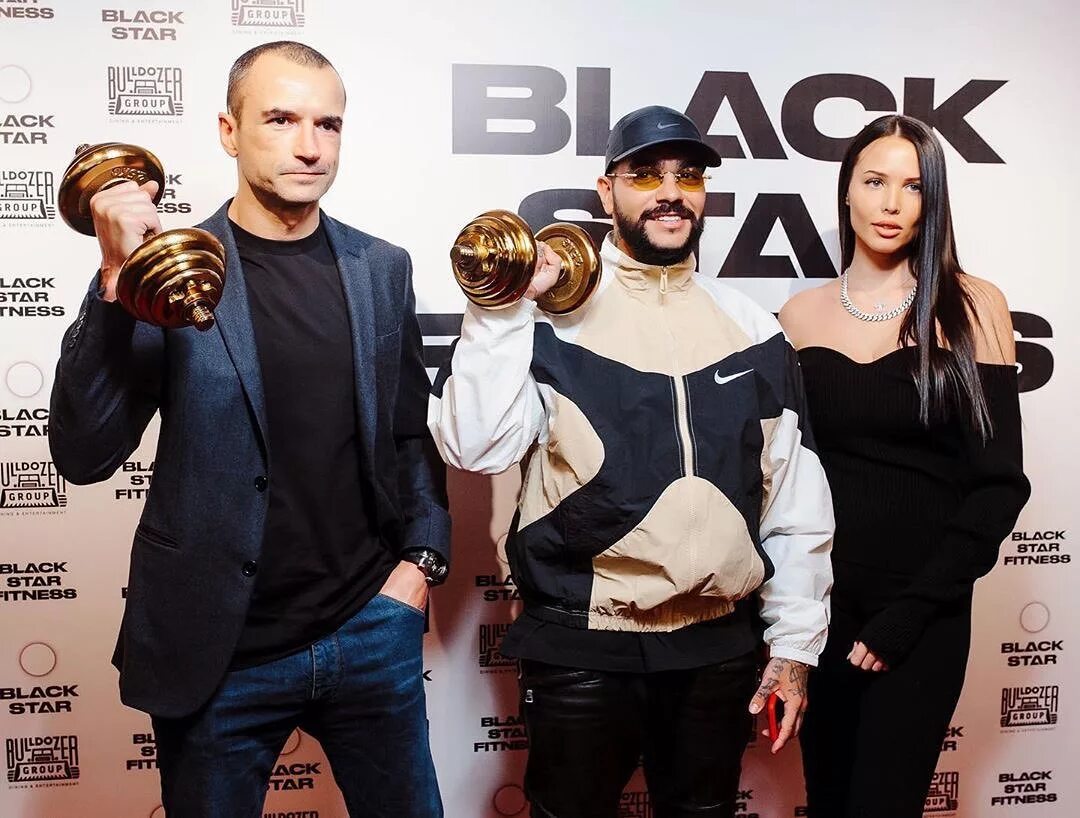 Блэк стар телефоны. Black star тимати. фитнес клуб блэк стар москва. тимати блэк стар фитнес. black star family состав.