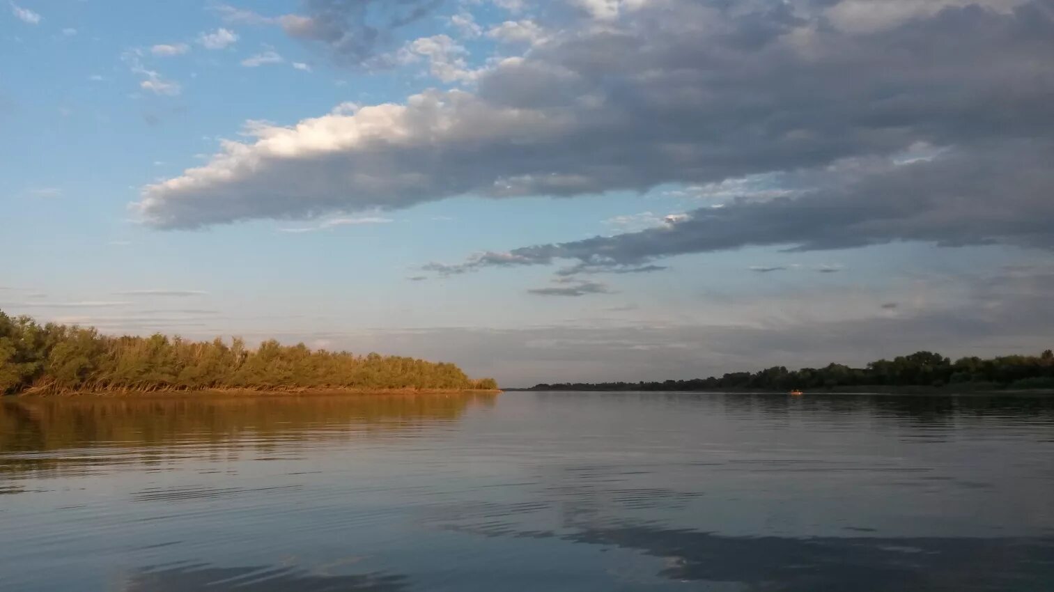 Уровень ахтубы в ахтубинске сегодня. Астрахань река Ахтуба. Ахтуба река Волгоград. Астраханская Пойма. Трехречье на Ахтубе.