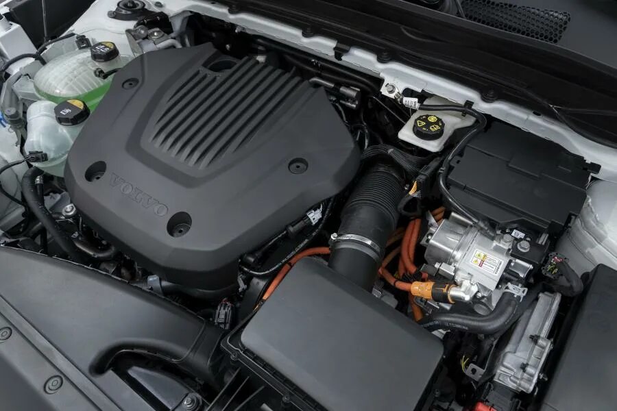Лучший двигатель 2019. Volvo xc40 двигатель. volvo xc40 под капотом. volvo t3 двигатель xc40. вольво xc40 t4.