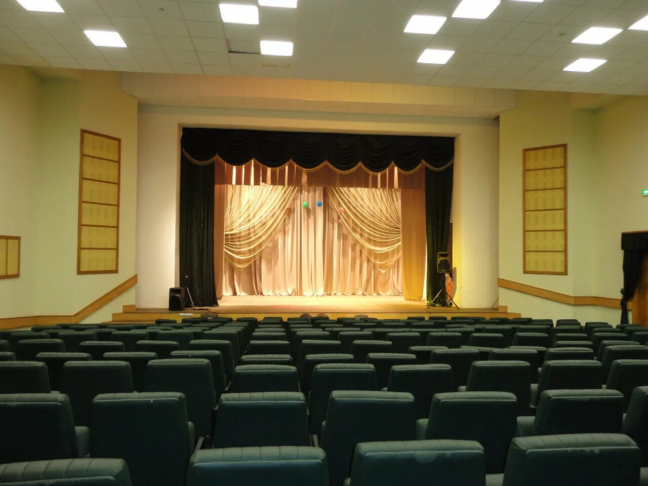 зрительный зал в сельском доме культуры. мбук города сочи «районный дом культуры «центральный. рдк центральный сочи. рдк центральный сочи районный. рдк центральный сочи.