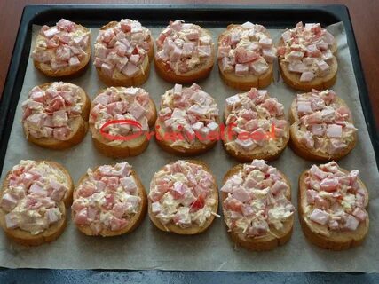 Бутеры в духовке с сыром и колбасой