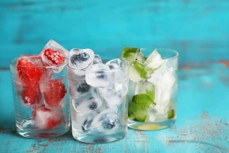 Разноцветные коктейли. Многоразовые кубики для охлаждения напитков. Охлаждающие камни для напитков. Коктейль с кубиками льда. Лонг айленд коктейль синий.