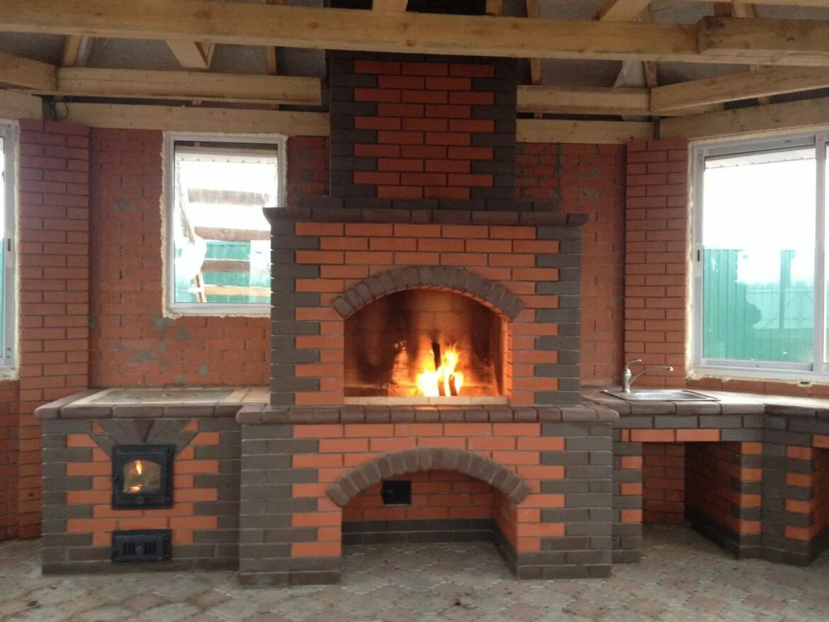 Двухэтажный дом с печкой. Двухэтажная печь с камином. печь двухэтажная из кирпича. печь на 2 этажа. кирпичная печь в двухэтажном доме.