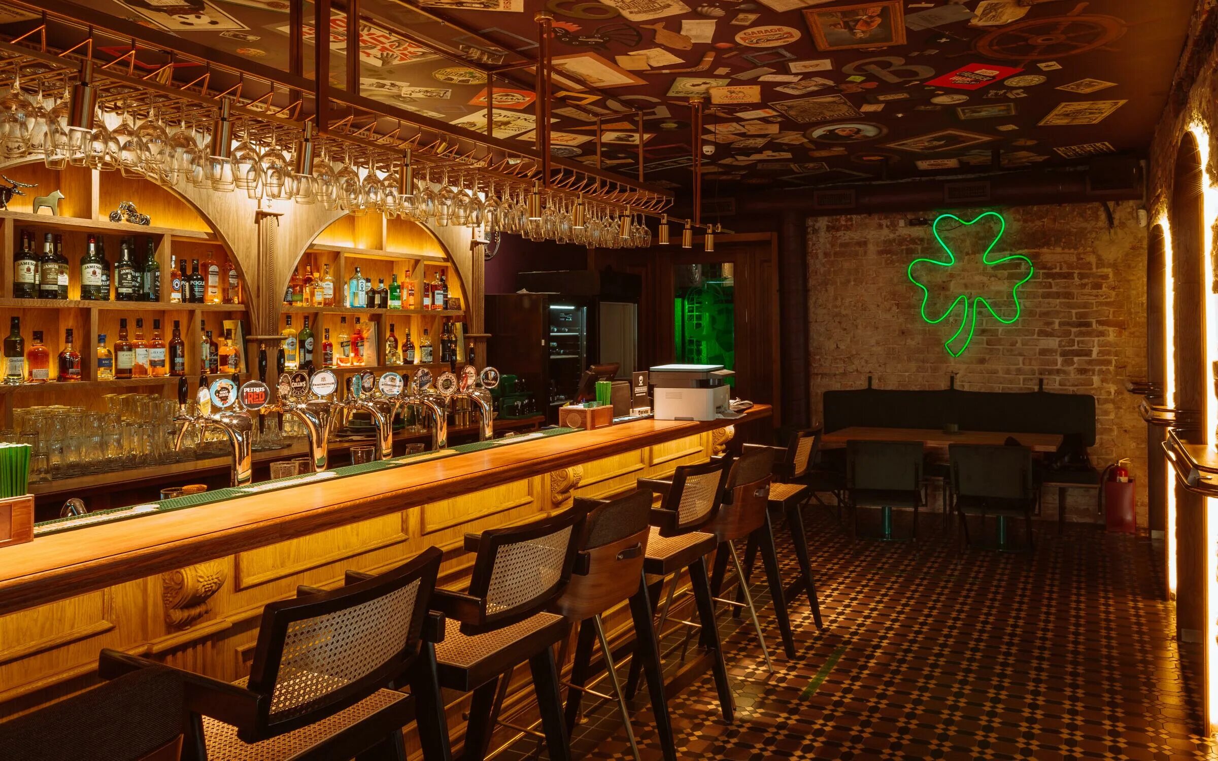 Паб из какого языка. O connell s pub москва. айриш паб москва. харатс паб москва. ирландский паб в москве.