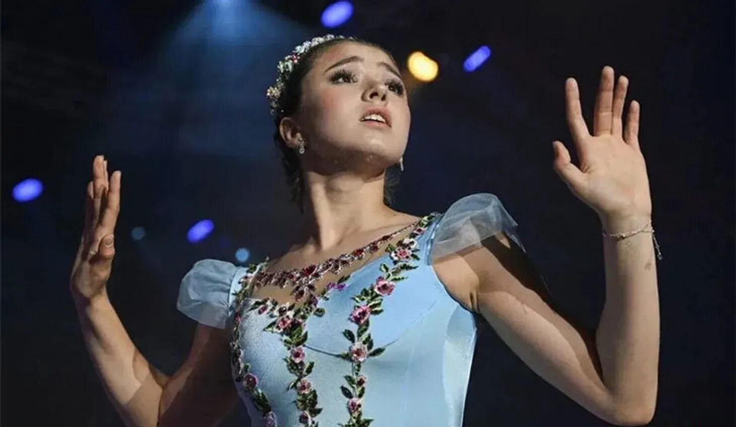 Валиева 2023. Шоу камиллы валиевой в краснодаре. Камила валиева фигурное катание 2022. Камила валиева шоу навки. Валиева камила 2021 фигурное катание.