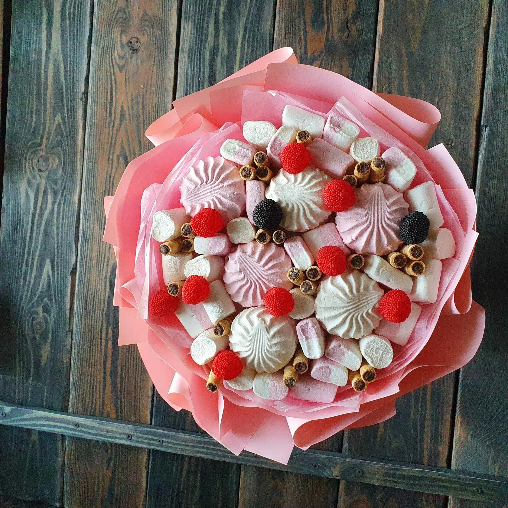 Сладкие букеты из мармелада и маршмеллоу. Букет с маршмеллоу и зефиром. Букет из зефира. Букеты из маршмеллоу с зефиром. Букет из зефирок.